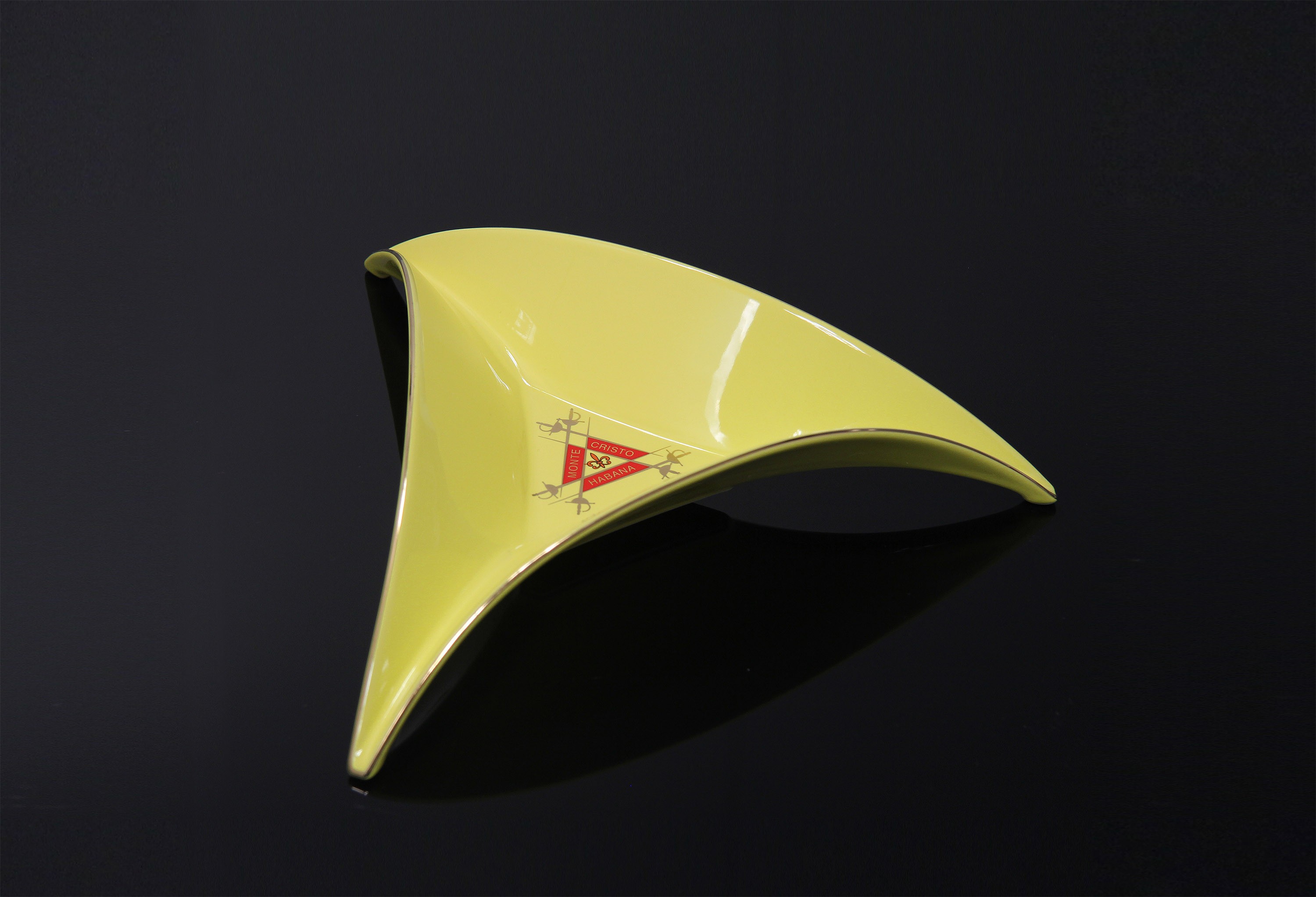 Porcelain ashtray MONTECRISTO Tricorn